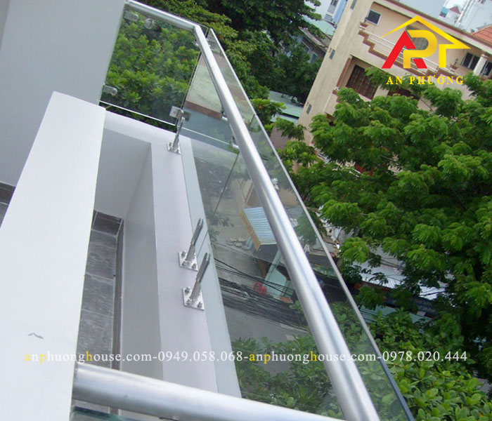 Lý Do Nên Lắp Đặt Lan Can Kính Cường Lục Cho Ngôi Nhà