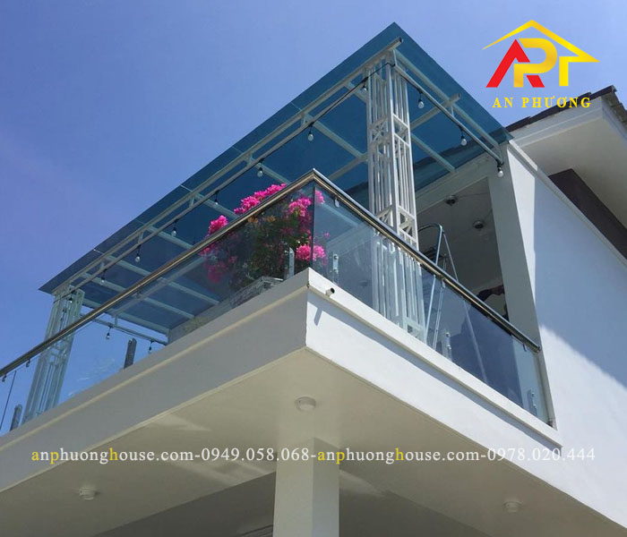 Cấu tạo mái kính cường lực Bình Dương | Xây Dựng Cơ Khí An Phương Mái kính cường lực Bình Dương là loại mái che được ứng dụng rộng rãi trong các công trình kiến trúc hiện đại. Sự chắc chắn và tính thẩm mỹ cao chính là điểm mạnh khiến sản phẩm này ngày càng phổ biến. Cấu tạo cơ bản của một mái kính cường lực bao gồm những thành phần chính sau: Kính cường lực: Là nhân tố chủ đạo quyết định các tính năng của mái kính. Kính cường lực được sản xuất khi tôi kính thông thường ở nhiệt độ cao (khoảng 7000 độ C) rồi làm nguội nhanh chóng. Nhờ đó, kính có được khả năng chịu lực, chịu nhiệt gấp 4-5 lần kính thường cùng độ dày. Đồng thời, nếu không may bị vỡ, kính cường lực sẽ tạo thành các hạt nhỏ, vụn, giảm thiểu nguy hiểm cho người sử dụng. Hệ khung: Thường sử dụng khung sắt, thép hoặc inox. Khung đóng vai trò nâng đỡ, giữ cố định các tấm kính, đảm bảo độ bền vững cho toàn bộ mái che. Tùy yêu cầu thẩm mỹ và độ lớn của công trình, thợ thi công sẽ lựa chọn loại khung có độ dày, kiểu dáng phù hợp. Phụ kiện: Bao gồm các chi tiết như gioăng cao su, silicon, ốc vít,... Những bộ phận này giúp liên kết kính và khung, tăng độ kín khít, chống nước hiệu quả. Ưu điểm vượt trội của mái kính cường lực Bình Dương Không phải ngẫu nhiên mà mái kính cường lực Bình Dương được yêu thích và tin dùng trong thời gian qua. Sản phẩm này sở hữu nhiều ưu điểm vượt trội so với các loại mái che truyền thống, điển hình như: Khả năng chịu lực, chịu nhiệt tốt: Nhờ quy trình sản xuất tôi luyện đặc biệt, kính cường lực có thể