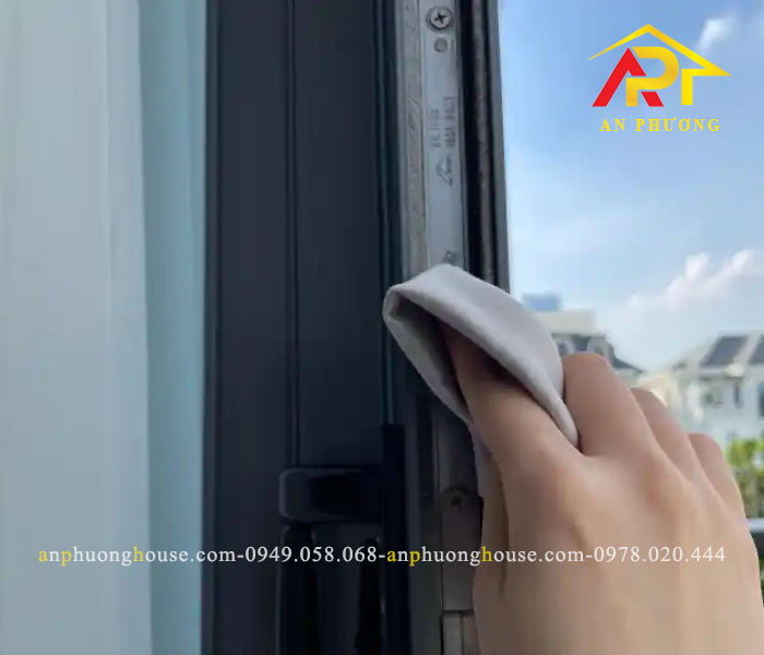 Những lưu ý khi vệ sinh cửa nhôm kính