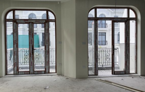 CỬA ĐI 4 CÁNH MÀU XÁM - VÒM GÓC X05