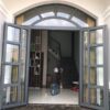 CỬA ĐI 2 CÁNH MÀU XÁM - CHIA Ô KIỂU VÒM X01