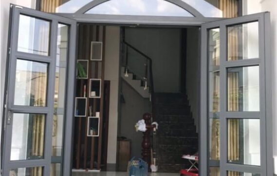 CỬA ĐI 2 CÁNH MÀU XÁM - CHIA Ô KIỂU VÒM X01
